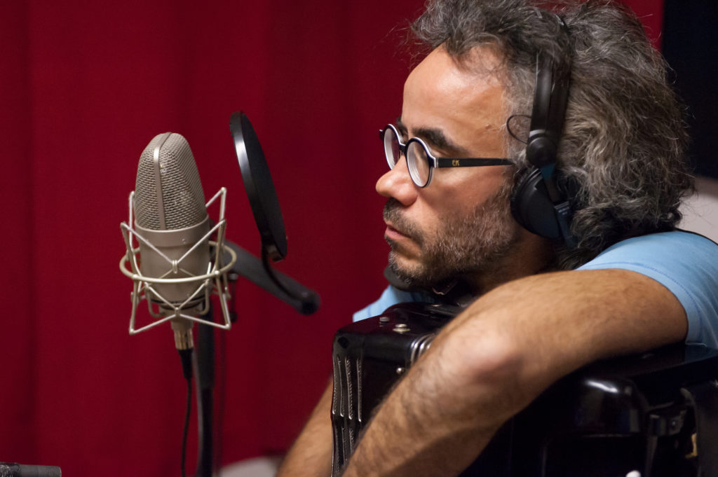 Toucas et son accordéon au micro en studio